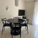 Cozy Circle Apartment
